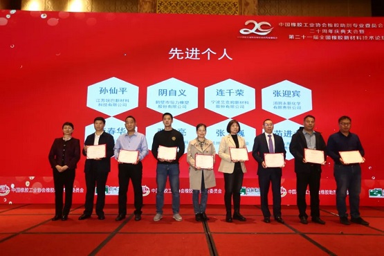 頒獎(jiǎng)嘉賓鄧雅俐為先進(jìn)個(gè)人(第一組)頒發(fā)證書(shū)
