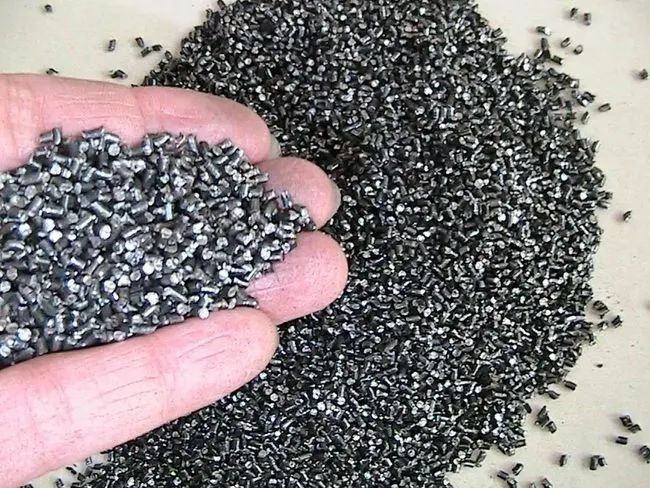 廢舊輪胎通過特殊處理,可以回收鋼絲、橡膠和炭黑 廢舊輪胎通過特殊處理,可以回收鋼絲、橡膠和炭黑