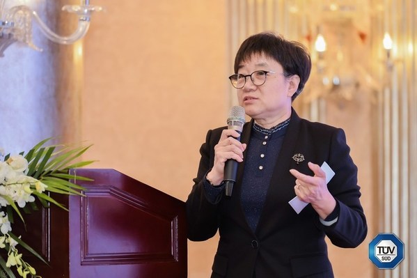 中橡協(xié)副秘書長、技術(shù)經(jīng)濟(jì)委員會主任朱紅現(xiàn)場做主題分享 中橡協(xié)副秘書長、技術(shù)經(jīng)濟(jì)委員會主任朱紅現(xiàn)場做主題分享