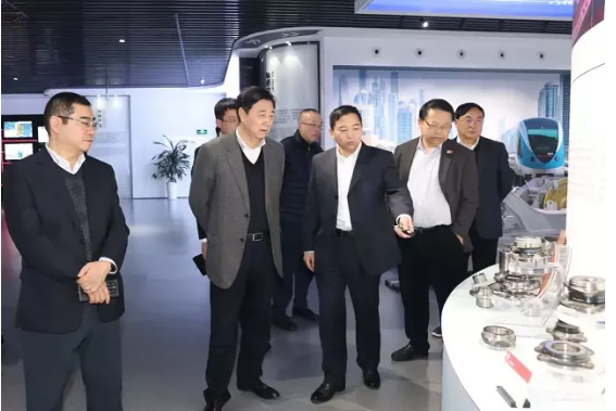 劉錦蘭董事長參觀了中信泰富特鋼集團(tuán)展廳 劉錦蘭董事長參觀了中信泰富特鋼集團(tuán)展廳
