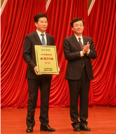 　集團董事長車宏志代表企業上臺領獎，并作為重點企業代表發言。