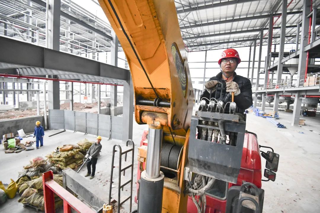 基地項目建設現場，工人正在操控吊機
