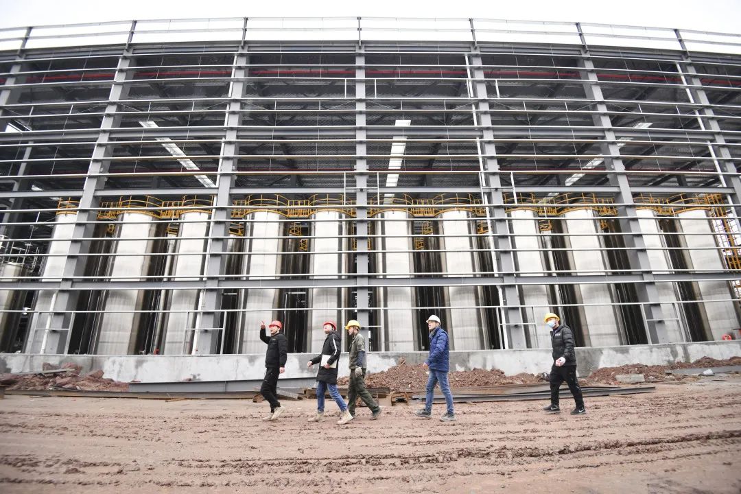 基地項目建設現場，工人在廠房外圍巡視