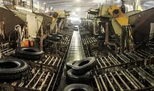 并對新建煤電、煉化、鋼鐵、焦化、水泥(含熟料和粉磨站)及輪胎項目，實施提級審批，由省級核準或備案