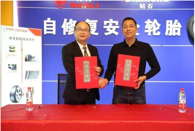 廣州市機動車維修行業協會常務副會長兼秘書長肖澤民表示,第五代自修復輪胎的出現,將進一步提升車主的安全保障。 廣州市機動車維修行業協會常務副會長兼秘書長肖澤民表示,第五代自修復輪胎的出現,將進一步提升車主的安全保障。