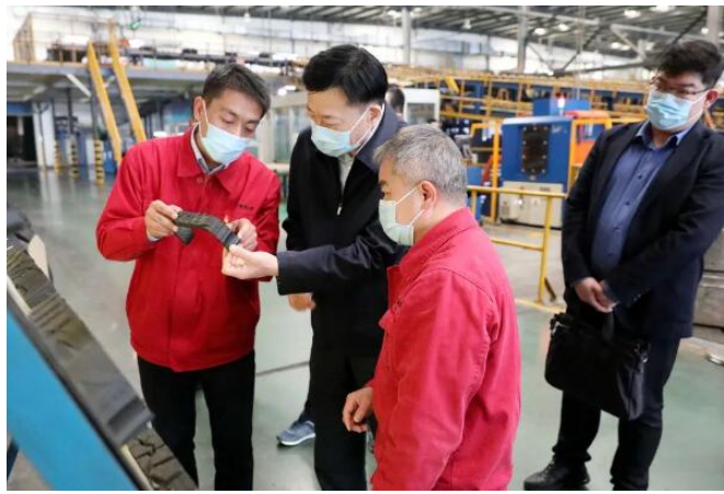 侯宇剛對豐源輪胎新班子調整以來的各項工作,給予肯定。 侯宇剛對豐源輪胎新班子調整以來的各項工作,給予肯定。