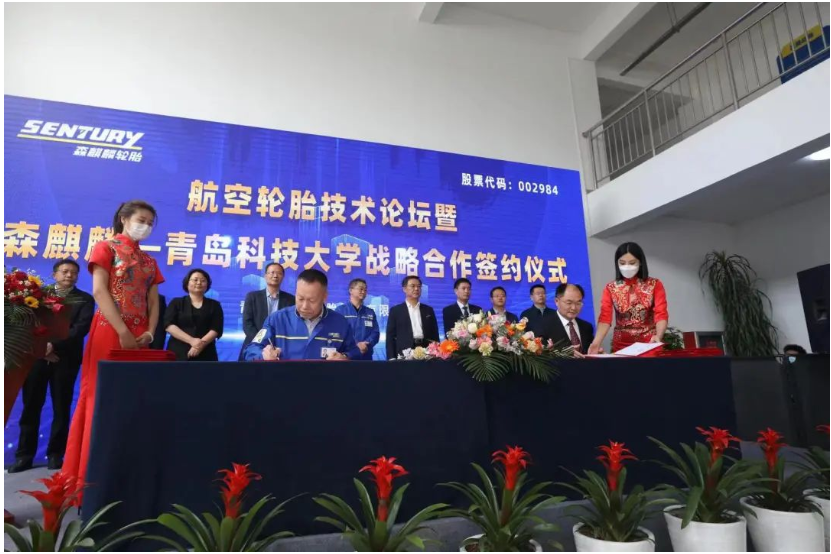 “國產大飛機航空胎用天然膠國產化替代技術”和“應對‘雙碳’重大需求-輪胎用全生命周期綠色可循環材料技術”等兩個項目的技術合作開發協議同時簽署。