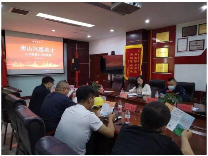 主辦單位向參會(huì)專家及企業(yè)發(fā)放了唐山市“鳳凰英才”人才政策3.0升級(jí)版宣傳資料并進(jìn)行了詳細(xì)介紹,聘請(qǐng)的參會(huì)專家為人才政策宣傳員,在專業(yè)領(lǐng)域廣泛宣傳“鳳凰英才”人才政策,吸引優(yōu)秀人才來(lái)古冶就業(yè)創(chuàng)業(yè),引導(dǎo)企業(yè)抓住機(jī)遇、用好政策,不斷提升科技平臺(tái)創(chuàng)新水平,加大人才招引力度。 主辦單位向參會(huì)專家及企業(yè)發(fā)放了唐山市“鳳凰英才”人才政策3.0升級(jí)版宣傳資料并進(jìn)行了詳細(xì)介紹,聘請(qǐng)的參會(huì)專家為人才政策宣傳員,在專業(yè)領(lǐng)域廣泛宣傳“鳳凰英才”人才政策,吸引優(yōu)秀人才來(lái)古冶就業(yè)創(chuàng)業(yè),引導(dǎo)企業(yè)抓住機(jī)遇、用好政策,不斷提升科技平臺(tái)創(chuàng)新水平,加大人才招引力度。