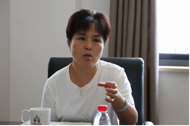 集團公司總裁助理沈小芬作為集團管理對接華源負責人，建議會議匯報形式可以嘗試以財務為中心，以財務數(shù)據(jù)輻射至各個子公司，通過對財務相關數(shù)據(jù)來分析、商討、解決問題。