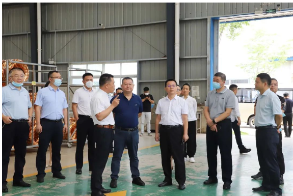 河南省狼牌輪胎科技有限公司董事長熊國武迎接考察團人員及相關(guān)政府領(lǐng)導(dǎo),并介紹了狼牌輪胎企業(yè)發(fā)展情況。 河南省狼牌輪胎科技有限公司董事長熊國武迎接考察團人員及相關(guān)政府領(lǐng)導(dǎo),并介紹了狼牌輪胎企業(yè)發(fā)展情況。