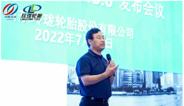 王鋒現(xiàn)場分享了玲瓏輪胎的發(fā)展成果，同與會代表共商“廠商店”融合發(fā)展新舉措、新方式。《中國橡膠》雜志了解到，玲瓏輪胎與中凱的合作由來已久。