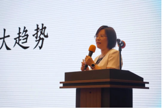 中國橡膠工業協會會長徐文英,分享了“雙碳”及疫情背景下橡膠行業的發展現狀及展望。 中國橡膠工業協會會長徐文英,分享了“雙碳”及疫情背景下橡膠行業的發展現狀及展望。
