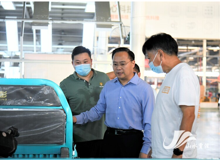 在江蘇金彭車業有限公司生產車間,工人們緊張忙碌,多條生產線加速運轉,一派忙碌的生產景象。 在江蘇金彭車業有限公司生產車間,工人們緊張忙碌,多條生產線加速運轉,一派忙碌的生產景象。
