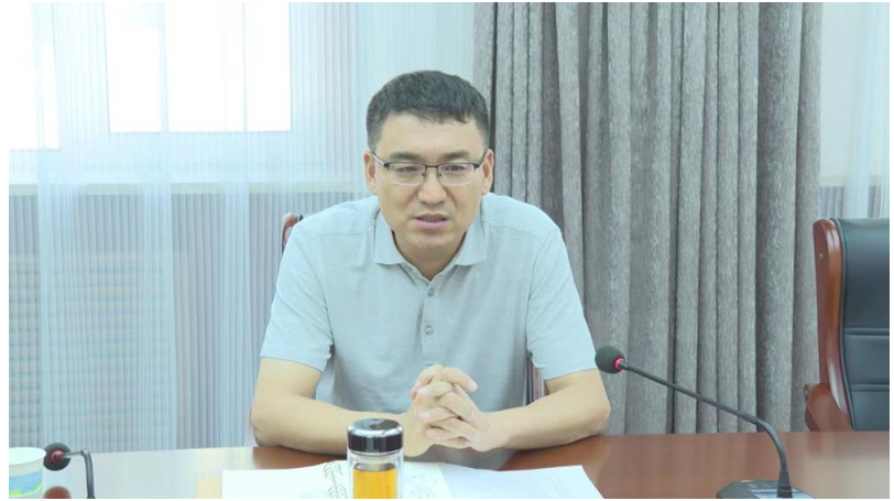 乳膠制品產業基地項目負責人就園區基本情況和目前建設進度進行介紹。山東正豐貿易、山西諾辰等公司就地企合作、產業發展進行交流。