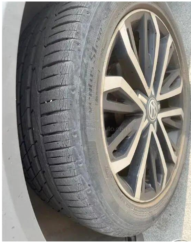 資料顯示，大眾探歌高配車型輪胎是韓泰ventus s1 evo2;低配車型輪胎是韓泰Dynapro hp2。朗逸車型原廠配套輪胎，主要是韓泰OPTIMO k415系列產品。