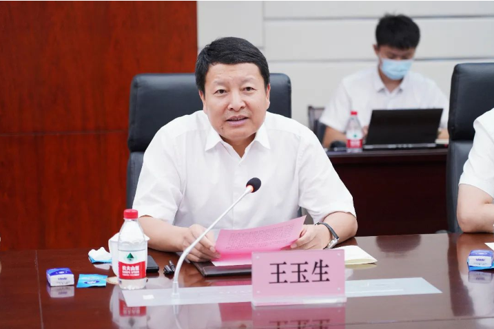 王玉生對(duì)尹自波一行表示熱烈歡迎。他表示,中鐵建工集團(tuán)與北新建材已有多年的合作基礎(chǔ),合作業(yè)務(wù)非常廣泛,尤其在石膏板業(yè)務(wù)方面有深度合作,未來(lái)科學(xué)城的工程建設(shè)也為雙方奠定了更好的合作基礎(chǔ),目前雙方也在繼續(xù)推進(jìn)防水材料、涂料等新業(yè)務(wù)方面的合作。希望通過(guò)這次戰(zhàn)略協(xié)議的簽訂,雙方能在現(xiàn)有基礎(chǔ)上進(jìn)行更加深入的合作,共創(chuàng)佳績(jī),不斷取得新的成果,一起服務(wù)國(guó)家戰(zhàn)略,助力社會(huì)經(jīng)濟(jì)發(fā)展。 王玉生對(duì)尹自波一行表示熱烈歡迎。他表示,中鐵建工集團(tuán)與北新建材已有多年的合作基礎(chǔ),合作業(yè)務(wù)非常廣泛,尤其在石膏板業(yè)務(wù)方面有深度合作,未來(lái)科學(xué)城的工程建設(shè)也為雙方奠定了更好的合作基礎(chǔ),目前雙方也在繼續(xù)推進(jìn)防水材料、涂料等新業(yè)務(wù)方面的合作。希望通過(guò)這次戰(zhàn)略協(xié)議的簽訂,雙方能在現(xiàn)有基礎(chǔ)上進(jìn)行更加深入的合作,共創(chuàng)佳績(jī),不斷取得新的成果,一起服務(wù)國(guó)家戰(zhàn)略,助力社會(huì)經(jīng)濟(jì)發(fā)展。