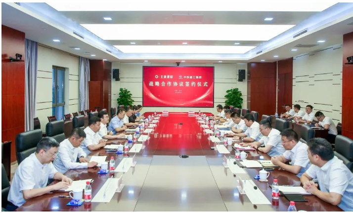 北新建材副總經(jīng)理?xiàng)钫ǎ偨?jīng)理助理、北新防水總經(jīng)理丁尚華,龍牌集團(tuán)總經(jīng)理邱洪,北新涂料總經(jīng)理陳燕,北新建材戰(zhàn)略營(yíng)銷部總經(jīng)理毛欣飛;中鐵建工集團(tuán)副總經(jīng)理黃振庭,中鐵裝配黨委書(shū)記、總經(jīng)理安振山,中鐵建工集團(tuán)戰(zhàn)略規(guī)劃部部長(zhǎng)蘇衛(wèi)東,經(jīng)營(yíng)開(kāi)發(fā)部部長(zhǎng)于文濤,中鐵建工集團(tuán)一公司總經(jīng)理曾科斌,中鐵裝配總工程師湯榮偉,中鐵建工集團(tuán)物資設(shè)備部副部長(zhǎng)陳子瀟參加簽約儀式和座談。 北新建材副總經(jīng)理?xiàng)钫ǎ偨?jīng)理助理、北新防水總經(jīng)理丁尚華,龍牌集團(tuán)總經(jīng)理邱洪,北新涂料總經(jīng)理陳燕,北新建材戰(zhàn)略營(yíng)銷部總經(jīng)理毛欣飛;中鐵建工集團(tuán)副總經(jīng)理黃振庭,中鐵裝配黨委書(shū)記、總經(jīng)理安振山,中鐵建工集團(tuán)戰(zhàn)略規(guī)劃部部長(zhǎng)蘇衛(wèi)東,經(jīng)營(yíng)開(kāi)發(fā)部部長(zhǎng)于文濤,中鐵建工集團(tuán)一公司總經(jīng)理曾科斌,中鐵裝配總工程師湯榮偉,中鐵建工集團(tuán)物資設(shè)備部副部長(zhǎng)陳子瀟參加簽約儀式和座談。