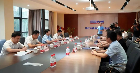 湖州市市委常委、組織部部長(zhǎng)徐仲儀一行蒞臨大橋油漆調(diào)研工作
