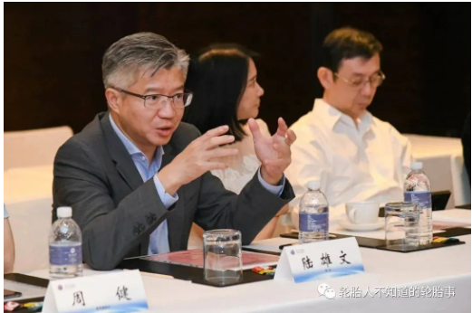 　復旦管院院長陸雄文表示，復旦管院會充分利用學院8個系的雄厚師資、研究中心和咨詢公司及校友網絡，深入調研興達公司，同時將興達的發(fā)展做成案例，總結企業(yè)的成功經驗，并就現(xiàn)實問題提供解決方案和配套的人員培訓。