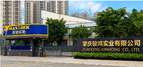 肇慶駿鴻實(shí)業(yè)有限公司成立于2006年,位于廣東省肇慶高新區(qū),員工人數(shù)超1000人,集半鋼子午線輪胎研發(fā)、制造、銷(xiāo)售和服務(wù)于一身,為福田、東風(fēng)小康、力帆、福迪、眾泰等多家汽車(chē)生產(chǎn)廠商提供(或曾經(jīng)提供)輪胎配套。 肇慶駿鴻實(shí)業(yè)有限公司成立于2006年,位于廣東省肇慶高新區(qū),員工人數(shù)超1000人,集半鋼子午線輪胎研發(fā)、制造、銷(xiāo)售和服務(wù)于一身,為福田、東風(fēng)小康、力帆、福迪、眾泰等多家汽車(chē)生產(chǎn)廠商提供(或曾經(jīng)提供)輪胎配套。