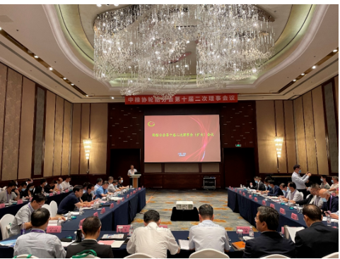  沈金榮在報告中指出，輪胎行業(yè)要穩(wěn)中求進調(diào)結(jié)構(gòu)，去除低端過剩產(chǎn)能，提高經(jīng)濟運行質(zhì)量，提高供給質(zhì)量;鼓勵優(yōu)秀有實力的企業(yè)進行戰(zhàn)略布局;建設(shè)世界一流企業(yè)，重視人才培養(yǎng)和合作;以綠色低碳為抓手，重在節(jié)能降耗，實現(xiàn)行業(yè)整體升級;大力推進智能技術(shù)等創(chuàng)新驅(qū)動;優(yōu)化市場環(huán)境，倡導(dǎo)公平競爭與行業(yè)自律，實施品牌建設(shè)，實現(xiàn)健康發(fā)展。