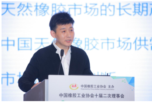 張元鴻介紹稱,全球天然橡膠供需長期處于均衡區間,庫存變量沒有較大起伏。 張元鴻介紹稱,全球天然橡膠供需長期處于均衡區間,庫存變量沒有較大起伏。
