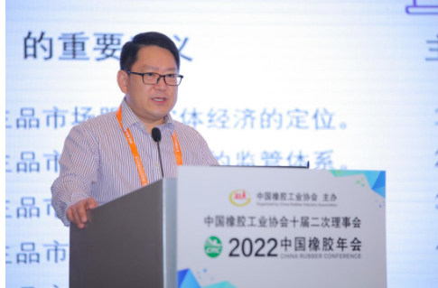 上海期貨交易所商品二部副總監呂清華發表演講,題目為“天然橡膠期貨衍生品市場服務產業高質量發展”,詳細介紹了上期所天然橡膠期貨業務相關內容。 上海期貨交易所商品二部副總監呂清華發表演講,題目為“天然橡膠期貨衍生品市場服務產業高質量發展”,詳細介紹了上期所天然橡膠期貨業務相關內容。