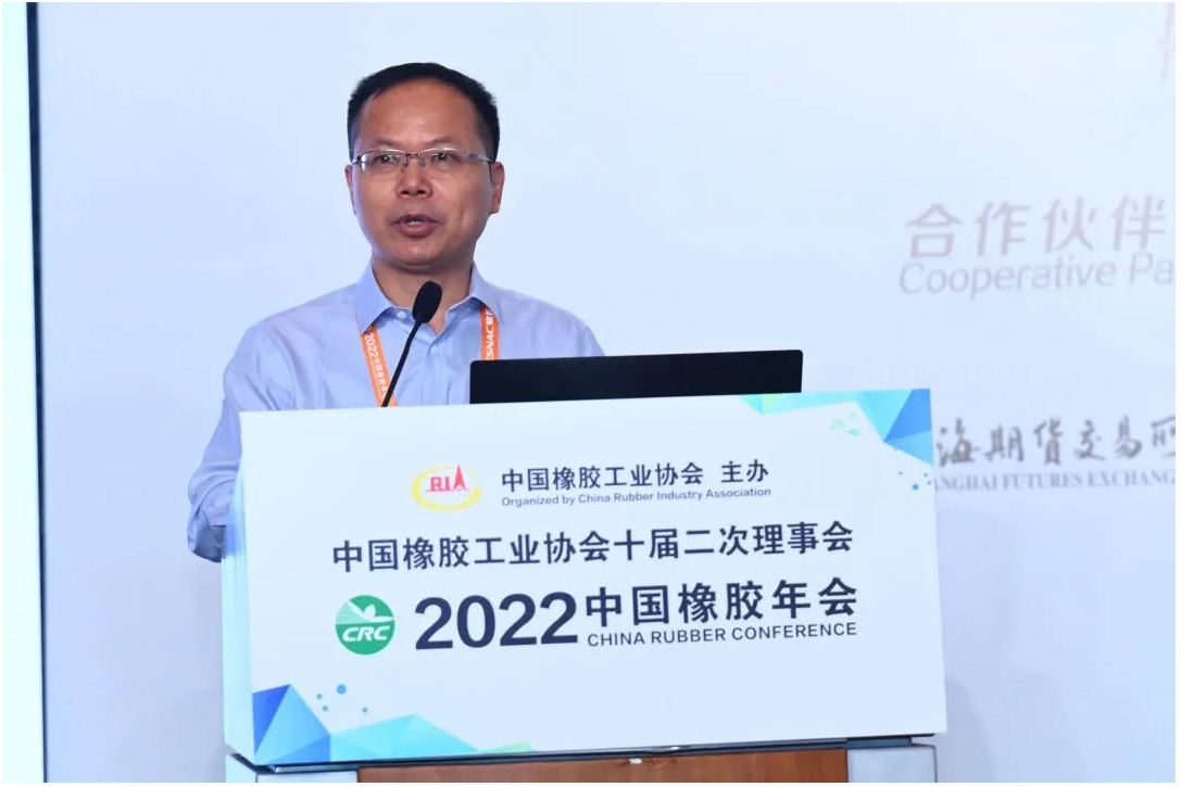 同時，要與供應商、經銷商共渡難關，加快國際化發展步伐，充分利用國內和國外兩種資源兩個市場，全力提升我國橡膠產業的國際競爭力。