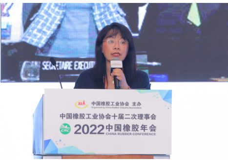 中國質量認證中心處長、國家低碳認證技術委員會執(zhí)行秘書長于潔的報告題目是《“雙碳”背景下橡膠行業(yè)參與碳市場與低碳發(fā)展》，她重點從“雙碳”的國內外背景、橡膠行業(yè)與全國碳市場、橡膠制品低碳認證與發(fā)展展望等3個方面進行了介紹和分析。