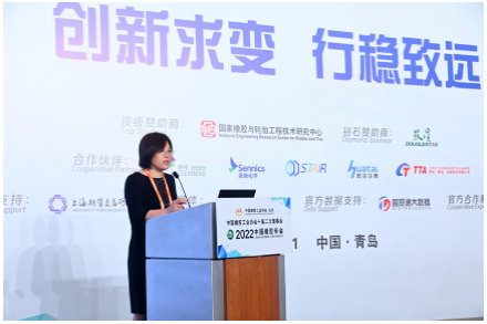 中國橡膠工業(yè)協(xié)會十屆二次理事會暨2022中國橡膠年會大會論壇，在山東青島盛大開幕。中國橡膠工業(yè)協(xié)會會長徐文英在會上作主題為“面對挑戰(zhàn) 勇于擔(dān)當(dāng) 一起努力向未來”的報告，匯報2022年以來中國橡膠工業(yè)協(xié)會工作并介紹下階段工作計劃。