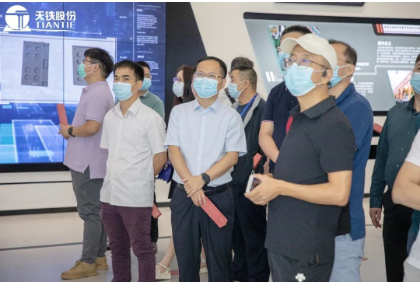 在工作人員的帶領(lǐng)和講解下，與會嘉賓參觀天鐵股份體驗中心、智能制造示范車間以及試驗平臺之后，對打造智能制造車間，探索以互聯(lián)網(wǎng)工廠升級傳統(tǒng)制造有了更全面的認(rèn)識