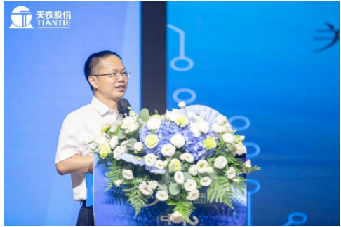 中橡協(xié)副會(huì)長兼秘書長雷昌純蒞臨大會(huì),并講話。 中橡協(xié)副會(huì)長兼秘書長雷昌純蒞臨大會(huì),并講話。