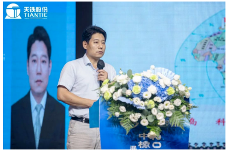 青島科技大學(xué)橡塑材料與工程重點(diǎn)實(shí)驗(yàn)室副主任劉偉博士，作了《橡塑材料改性技術(shù)及應(yīng)用》的報(bào)告;