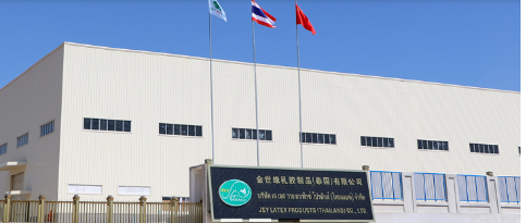 　金世緣踐行“一帶一路”倡議，積極“走出去”全球化布局，在原料來源地泰國羅勇府建設(shè)了占地4.5萬多平方米的生產(chǎn)基地。