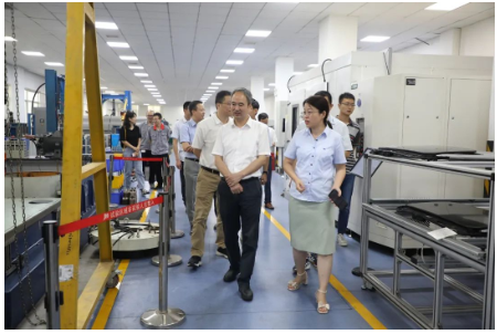 　陳善福副局長一行主要參觀了建新試驗中心(國家級實驗室)，實地了解建新各類先進試驗設備、試驗要求及研發試驗驗證的情況，包括密封條開關門疲勞玻璃升降試驗、金屬表面防腐蝕交變試驗、減振件的疲勞耐久試驗、NVH試驗等試驗設備。