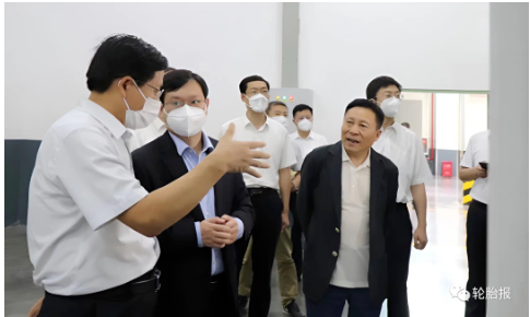 孫繼業(yè)對(duì)華勤集團(tuán)強(qiáng)有力的疫情防控和保產(chǎn)提產(chǎn)舉措給予充分肯定,對(duì)企業(yè)堅(jiān)持高質(zhì)量發(fā)展、創(chuàng)新防風(fēng)險(xiǎn)發(fā)展和強(qiáng)強(qiáng)聯(lián)合發(fā)展取得的成績(jī)予以高度評(píng)價(jià)。他表示,華勤集團(tuán)高效統(tǒng)籌疫情防控和企業(yè)發(fā)展,確保了正常生產(chǎn)經(jīng)營(yíng),為保障經(jīng)濟(jì)社會(huì)穩(wěn)定做出了積極貢獻(xiàn)。希望華勤集團(tuán)繼續(xù)嚴(yán)守疫情防控風(fēng)險(xiǎn)底線(xiàn),為推動(dòng)企業(yè)實(shí)現(xiàn)高質(zhì)量發(fā)展保駕護(hù)航。 孫繼業(yè)對(duì)華勤集團(tuán)強(qiáng)有力的疫情防控和保產(chǎn)提產(chǎn)舉措給予充分肯定,對(duì)企業(yè)堅(jiān)持高質(zhì)量發(fā)展、創(chuàng)新防風(fēng)險(xiǎn)發(fā)展和強(qiáng)強(qiáng)聯(lián)合發(fā)展取得的成績(jī)予以高度評(píng)價(jià)。他表示,華勤集團(tuán)高效統(tǒng)籌疫情防控和企業(yè)發(fā)展,確保了正常生產(chǎn)經(jīng)營(yíng),為保障經(jīng)濟(jì)社會(huì)穩(wěn)定做出了積極貢獻(xiàn)。希望華勤集團(tuán)繼續(xù)嚴(yán)守疫情防控風(fēng)險(xiǎn)底線(xiàn),為推動(dòng)企業(yè)實(shí)現(xiàn)高質(zhì)量發(fā)展保駕護(hù)航。