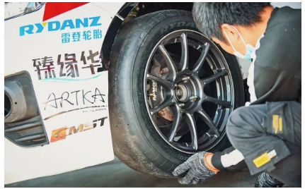 面對國內輪胎市場份額急劇下跌的危機，多路馳項目負責人魏學東轉變工廠銷售思路，增強和國外客戶的交流，將銷售分攤到外貿出口上，3月外貿輪胎銷售業(yè)績?yōu)?萬條，7月已經(jīng)達到了11.8萬多條，順利實現(xiàn)了二季度扭虧為盈。
