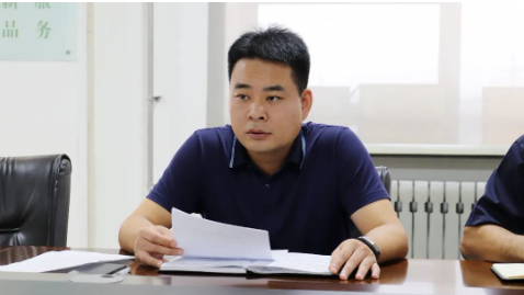 王敏董事長(zhǎng)指出,當(dāng)前,雖然臨近國(guó)慶假期,但大家要清醒認(rèn)識(shí)到當(dāng)前疫情防控及安全環(huán)保形勢(shì)依然復(fù)雜、任務(wù)依然艱巨,必須打起十二分精神,嚴(yán)陣以待、嚴(yán)加防范,毫不放松抓緊抓實(shí)各項(xiàng)防控舉措,堅(jiān)決打贏“重要時(shí)間節(jié)點(diǎn)”突擊戰(zhàn)、“嚴(yán)峻外部形勢(shì)”突圍戰(zhàn)、“補(bǔ)齊短板漏洞”攻堅(jiān)戰(zhàn)。 王敏董事長(zhǎng)指出,當(dāng)前,雖然臨近國(guó)慶假期,但大家要清醒認(rèn)識(shí)到當(dāng)前疫情防控及安全環(huán)保形勢(shì)依然復(fù)雜、任務(wù)依然艱巨,必須打起十二分精神,嚴(yán)陣以待、嚴(yán)加防范,毫不放松抓緊抓實(shí)各項(xiàng)防控舉措,堅(jiān)決打贏“重要時(shí)間節(jié)點(diǎn)”突擊戰(zhàn)、“嚴(yán)峻外部形勢(shì)”突圍戰(zhàn)、“補(bǔ)齊短板漏洞”攻堅(jiān)戰(zhàn)。