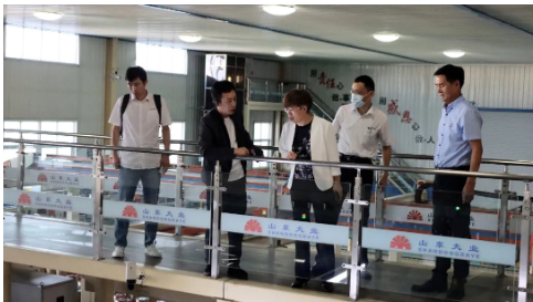 雙星集團采購中心總經理許冰，采購中心招標主管武岳，參加此次活動。