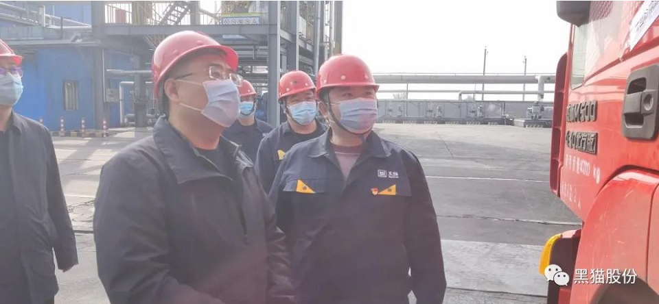 太原黑貓向調(diào)研組一行詳細(xì)介紹企業(yè)基本情況、安全生產(chǎn)及疫情防控工作。調(diào)研組詳細(xì)聽取了匯報(bào)內(nèi)容后,深入現(xiàn)場(chǎng)進(jìn)行實(shí)地查看,對(duì)物流車輛出入廠的疫情管控詳細(xì)詢問(wèn),并強(qiáng)調(diào)要壓實(shí)壓緊安全生產(chǎn)責(zé)任,嚴(yán)格執(zhí)行閉環(huán)管理,筑牢“外防輸入”的第一道防線。 太原黑貓向調(diào)研組一行詳細(xì)介紹企業(yè)基本情況、安全生產(chǎn)及疫情防控工作。調(diào)研組詳細(xì)聽取了匯報(bào)內(nèi)容后,深入現(xiàn)場(chǎng)進(jìn)行實(shí)地查看,對(duì)物流車輛出入廠的疫情管控詳細(xì)詢問(wèn),并強(qiáng)調(diào)要壓實(shí)壓緊安全生產(chǎn)責(zé)任,嚴(yán)格執(zhí)行閉環(huán)管理,筑牢“外防輸入”的第一道防線。