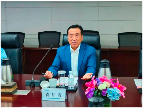 　國家橡膠與輪胎工程技術(shù)研究中心主任、賽輪集團(tuán)黨委書記、董事長袁仲雪，接待了張飚一行。