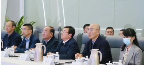 10月18日,青島科技大學黨委書記李興偉率領學校全體領導班子成員,調研國家橡膠與輪胎工程技術研究中心。 10月18日,青島科技大學黨委書記李興偉率領學校全體領導班子成員,調研國家橡膠與輪胎工程技術研究中心。