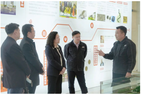 　在5g智慧園區平臺，調研組一行了解到智慧園區平臺是基于AI大數據時代背景，為入駐企業量身打造的智慧平臺園區以“一個平臺，兩個中心，三個門戶，四個體系”為基點，實現了員工訂餐、會議室預訂、集約辦公等功能，為企業提供大數據支持，解決企業發展過程中遇到的綜合管理人工成本高、數據分析不準確等痛點、難點問題。