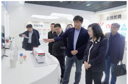 在科華賽邦展廳，華凌電纜工作人員為調研團一行介紹了華凌電纜與白俄羅斯國家科學院合作研發的高性能改性尼龍、改性高分子材料、碳纖維復合材料等產品，廣泛應用于軌道交通、汽車制造、民用等領域。科華賽邦(山東)產業發展有限公司總經理謝永光著重為調研團一行介紹了科華賽邦為2022年冬奧會雪蠟車研發的零下55度超低溫抗沖擊尼龍復合材料。