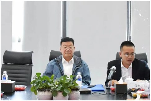 鄒哲賢及各位專家肯定了時代新材的工作,并圍繞中國中車數字化轉型的目的、方向、目標、原則、推進策略等進行指示,他強調要堅持:戰略統領、由上往下;數據貫通、標準統一;需求拉動、及時推進;急用先行、逐步覆蓋;數據驅動、平臺賦能的原則。 鄒哲賢及各位專家肯定了時代新材的工作,并圍繞中國中車數字化轉型的目的、方向、目標、原則、推進策略等進行指示,他強調要堅持:戰略統領、由上往下;數據貫通、標準統一;需求拉動、及時推進;急用先行、逐步覆蓋;數據驅動、平臺賦能的原則。