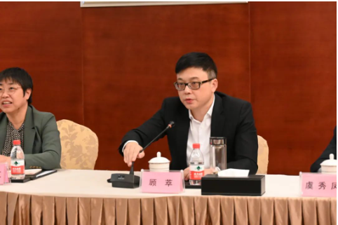 通用股份董事長(zhǎng)顧萃表示,面對(duì)輪胎行業(yè)現(xiàn)況,還是存在可提升空間,要根據(jù)宏觀經(jīng)濟(jì)變化設(shè)立大方向目標(biāo),部署雙向策略,有效推進(jìn)后續(xù)合作。 通用股份董事長(zhǎng)顧萃表示,面對(duì)輪胎行業(yè)現(xiàn)況,還是存在可提升空間,要根據(jù)宏觀經(jīng)濟(jì)變化設(shè)立大方向目標(biāo),部署雙向策略,有效推進(jìn)后續(xù)合作。