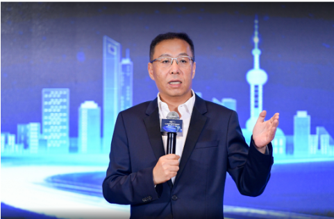 楊洵在中國輪胎圈廣為熟知，他之前任職于固鉑輪胎，2018年起擔任固鉑輪胎中國區董事長。