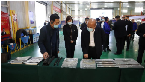 　張建偉一行參觀了公司鋼簾線數(shù)字化車間及智能化檢配中心，現(xiàn)場聽取了關(guān)于智能化改造等相關(guān)情況的匯報，并詳細(xì)詢問企業(yè)所遇到的困難和清潔能源開發(fā)利用情況。