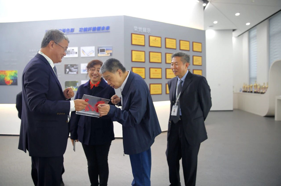 寶麗迪公司高層、公司各部門領導以及研究院全體員工一同參加相關會議和活動。
