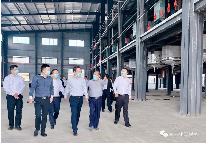 周功表書記主要參觀了太子化工二期工程涂料自動化生產線與倉儲物流園建設項目，太子化工董事長劉運群、總經理劉駿分別向周功表書記一行詳細介紹了企業當前的生產經營情況、公司發展形勢、二期項目建設進展，以及新建項目前景及規劃等情況。